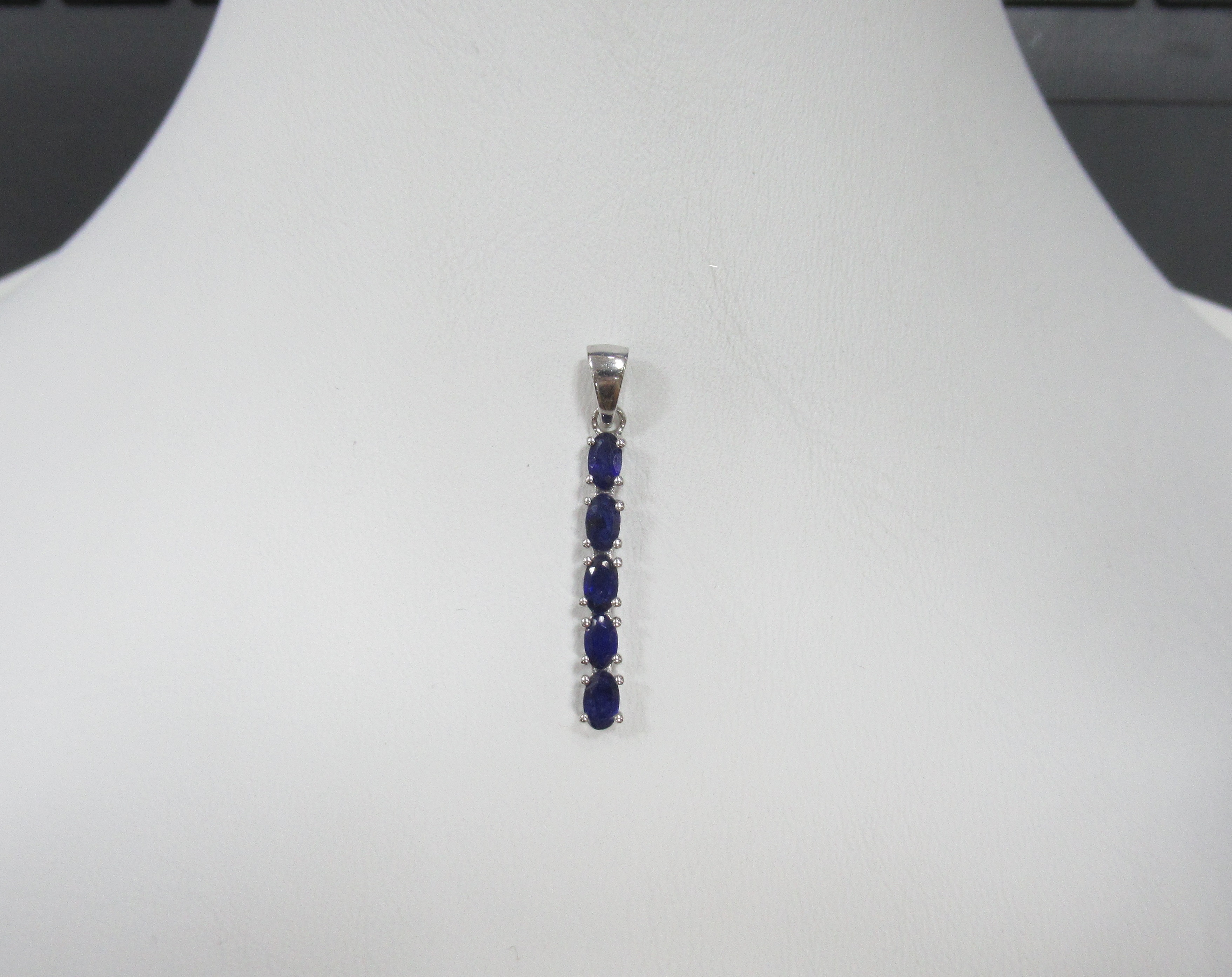 Серебряная подвеска с сапфирами